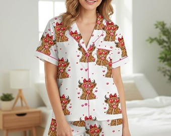 Pijama de San Valentín de Highland Cow, con estampado de corazones, ideal como regalo para estar en casa con botones.