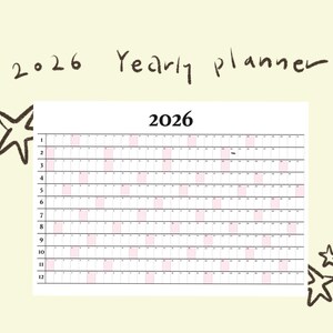 以下が含まれることがあります： 白の背景とピンクのハイライトが付いた2026年の年間プランナー。「2026 Yearly planner」というテキストは黒インクで手書きされています。2つの黒い星の落書きが隅にあります。