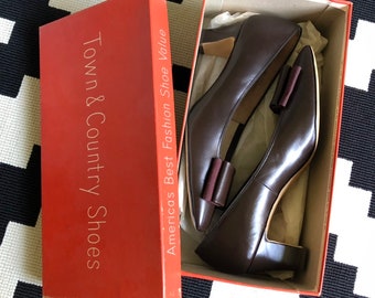 60s 70s Leather heels pumps bow Brown career office professional aristocrat 8 AA with box Town & Country