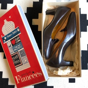 NOS 70s brown leather heels pumps flounce mink frill 8 AAA office career professional Fiancées