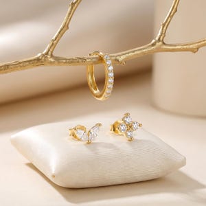 Conjunto de 3 piezas de pendientes chapados en oro de 18 quilates, pendientes de aro pequeños y pendientes de botón con circonitas cúbicas, pendientes minimalistas para cartílago, regalo para ella.
