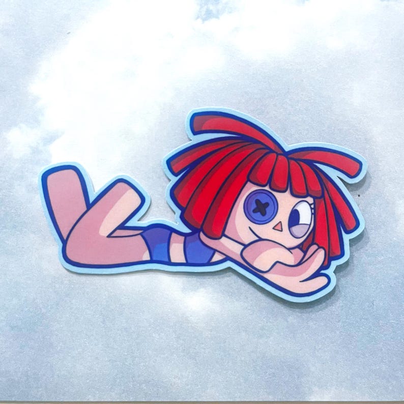 Op de afbeelding: Een sticker met een cartoonpop met rood haar, een knoogje en een blauw badpak. De pop ligt met uitgestrekte armen op een lichtblauwe achtergrond.