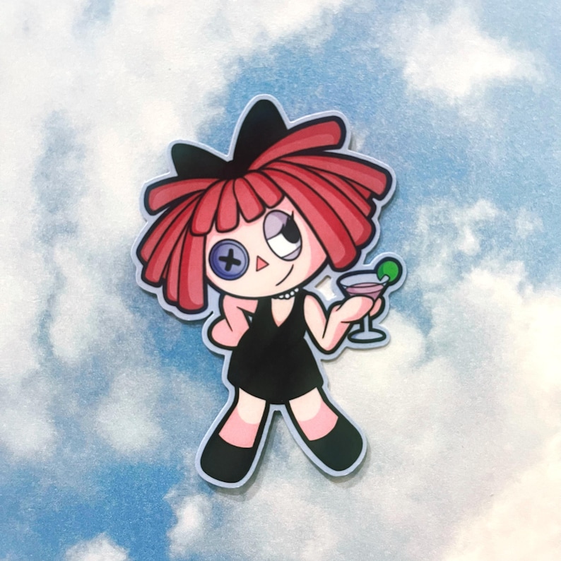 Op de afbeelding: Een sticker met een cartoonpop met rood haar, een zwarte strik en een zwarte jurk. De pop houdt een cocktail vast met een groene olijf. De pop heeft een knoogje en een parelketting. De achtergrond is een blauwe en witte lucht.