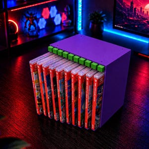 以下が含まれることがあります： 10個のビデオゲームケースを垂直に並べて収納できる紫色の収納ラック。ラックの上端には小さな明るい緑色の正方形のアクセントが並んでおり、紫色の頑丈なフレームと対照的なデザインになっています。