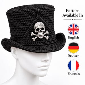 Pode incluir: Uma cartola preta de crochê com um emblema de caveira e ossos cruzados de crochê cinza-claro na frente. O texto Pattern Available In é exibido ao lado de ícones circulares que representam os idiomas inglês, alemão e francês.