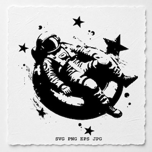 Op de afbeelding: Een zwart-witte grafische illustratie van een astronaut die in een cirkelvormige baan omringd door sterren zweeft. Het ontwerp heeft een getextureerde, inktstempel-esthetiek met de tekst SVG PNG EPS JPG onderaan de vierkante compositie.