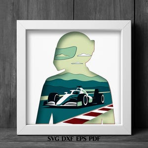 Puede incluir: Un marco blanco cuadrado que contiene una ilustración de estilo papel recortado en capas con la silueta de un piloto de carreras. Dentro, un coche de Fórmula 1 blanco en una pista con bordes rojos y blancos, frente a colinas verdes.