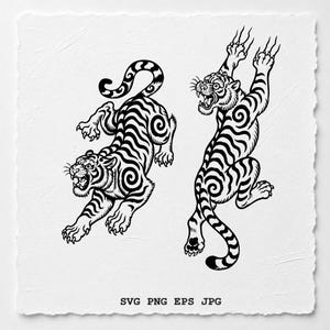 Könnte beinhalten: Eine schwarz-weiße grafische Illustration mit zwei Tigern in dynamischen Posen. Ein Tiger ist in einer Sprungposition dargestellt, während der andere mit ausgestreckten Krallen nach oben greift. Der Text SVG PNG EPS JPG ist unten aufgedruckt.