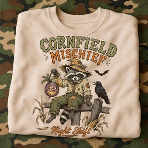 Kornfeld Unfug Png, Halloween-Waschbär-Shirt Design, lustige Vogelscheuche Waschbär Jpg, Retro Herbst Bauernhof Sublimation, Kürbisflecken-Plakat png