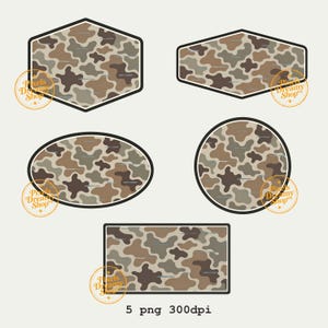 Op de afbeelding: Vijf digitale labels met een camouflagepatroon in tinten bruin, beige en olijfgroen. De vormen omvatten een zeshoek, een brede zeshoek, een ovaal, een cirkel en een rechthoek, elk met een zwarte rand en het watermerk Pixels Dreamy Shop.