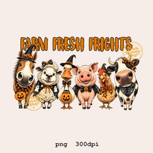 Peut inclure: Un graphique numérique avec le texte FARM FRESH FRIGHTS en lettres orange au-dessus d'un cheval, d'un mouton, d'un canard, d'un cochon, d'une poule et d'une vache. Les animaux portent des accessoires d'Halloween, citrouilles et toiles d'araignée.