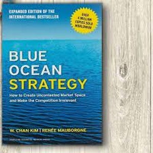 Puede incluir: Un libro titulado "Blue Ocean Strategy" con una portada azul y blanca que representa una escena oceánica. El título del libro está en letras grandes blancas y amarillas. La portada también incluye el texto "Edición ampliada del éxito de ventas internacional" y "Más de 4 millones de copias vendidas en todo el mundo."