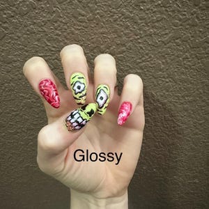 Uñas postizas de gel constructor hechas a mano con temática de zombis