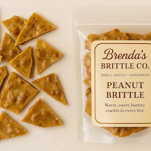 Pode incluir: Pedaços dourados de pé-de-moleque, alguns espalhados, outros num saco transparente. O rótulo diz "Brenda's BRITTLE CO. PEANUT BRITTLE" e "Warm, sweet, buttery crackle in every bite". Uma guloseima deliciosa.
