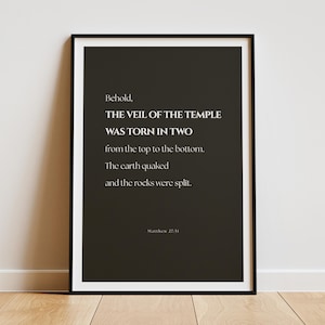 Puede incluir: Una impresión enmarcada con fondo negro y texto blanco. El texto dice: "He aquí, EL VELO DEL TEMPLO SE RASGÓ EN DOS de arriba abajo. La tierra tembló y las rocas se partieron." El texto "Mateo 27:51" está en la parte inferior.