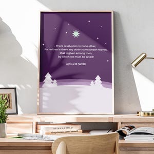 Könnte beinhalten: Ein gerahmter Druck mit einem lila Hintergrund, der ein Zitat aus Apostelgeschichte 4:12 enthält. Der Druck zeigt eine Winterlandschaft mit weißen Bäumen und einem Stern. Der Text lautet: „Es ist in keinem anderen das Heil...durch den wir gerettet werden müssen!"
