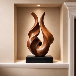 Puede incluir: Una gran escultura abstracta de madera con un diseño orgánico y arremolinado. La escultura es de color marrón cálido y se asienta sobre una base rectangular negra. Se exhibe en una alcoba empotrada con un foco.