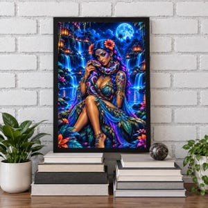 Puede incluir: Una lámina de arte enmarcada que muestra a una persona con cabello azul y morado adornado con flores naranjas, sosteniendo una serpiente estampada. La escena representa una cascada azul brillante, follaje tropical y una luna llena.