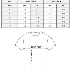 K&ouml;nnte beinhalten: Ein wei&szlig;es Toddler Heavy Cotton T-Shirt mit Gr&ouml;&szlig;entabelle. Die Tabelle zeigt die K&ouml;rperl&auml;nge in cm, von 38,1 cm bis 48,3 cm. Die Brustweite wird ebenfalls in cm angegeben. Der Text weist auf einen Messfehler von 1-3 cm hin.