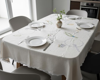 Handbroderad linneduk, blommig bordsdekoration, personligt matlinne