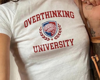 Overthinking Universität Baby T-Shirt, lustige Angst Shirt Frauen, Retro Collegiate Mental Gesundheit T-Shirt, sarkastisches Gen Z Shirt, Overthinker Geschenk