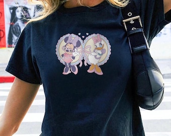 Bella Canvas® Minnie und Daisy Baby T-Shirt, Besties Rosa Crop Top, Pastell Y2K Disney Shirt, süße Mädchen Reise Urlaub Outfit