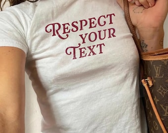 Personalisierte Respektiere deinen Text Baby T-Shirt, lustiges Einstellungszitat Shirt, Retro Y2K Grafik T-Shirt, Respektiere deine Mutter T-Shirt, minimalistisches Baby T-Shirt