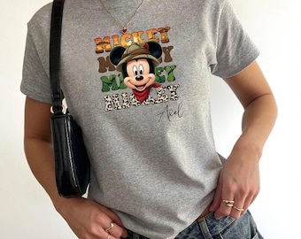 Benutzerdefinierte Name Safari Mickey Baby T-Shirt, Tierkönigreich Leopardenmuster Crop Top, personalisierte Disney Entdecker Shirt, Y2K Damen T-Shirt