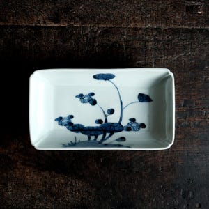 Plato rectangular antiguo de porcelana Imari con diseño floral, finales del período Edo. Pieza individual E [Presenta grietas]