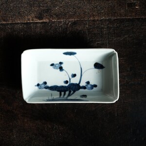 Plato rectangular de porcelana antigua de Imari con diseño floral, finales del período Edo, pieza individual C