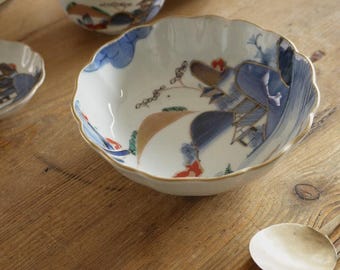 穏やかな風景と金彩が美しい伊万里焼の器。