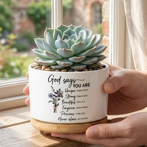Maceta cristiana, regalo con la frase "Dios dice que eres un regalo", maceta inspiradora, regalo religioso para mujeres, decoración con versículo bíblico, regalo de fe.