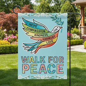 Puede incluir: Una bandera de jardín con fondo azul claro presenta una paloma colorida que lleva una rama de olivo. Las alas de la paloma muestran las palabras "Esperanza, Compasión, Bondad, Armonía, Amor". La frase "Walk for Peace" está impresa debajo.