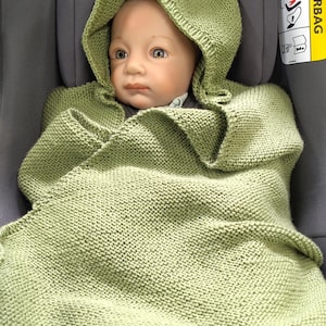Strickanleitung für eine Einschlagdecke für Babyschalen mit 3 Punkte- Gurt , Masse ca. 73 x 76 cm.