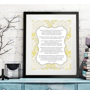 以下が含まれることがあります： 赤ちゃんを揺らすお母さんについての子守唄のデジタルプリント可能な8x10インチファイル。テキストは、黄色と白のフローラルパターンが施された白い背景に黄色のフォントで書かれています。テキストは次のとおりです。「お母さん、お母さん、布を振って、ほこり取りを空にして、蛾に毒を盛って、洗濯物を干して、ベッドを整えて、ボタンを縫って、パンにバターを塗って。どこにお母さんがいるの？家の様子がおかしいでしょう？彼女は託児所で、幸せそうに揺れているのよ。」