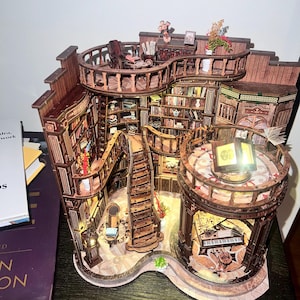 Volledig gemonteerd miniatuur bibliotheekboekhoekje met warm licht – handgemaakt plankdecor