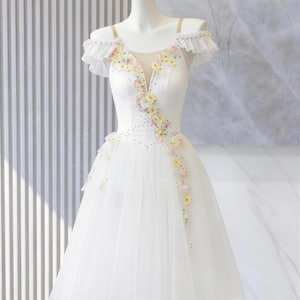 Ręcznie robiony na zamówienie, romantyczny tutu wróżki kwiatowej z białego błyszczącego tiulu na występy sceniczne i recitale