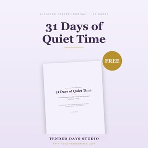 Puede incluir: Un diario de oración guiado de color blanco titulado 31 Days of Quiet Time con 37 páginas. La portada presenta texto en color morado oscuro sobre un fondo claro, un círculo dorado con la palabra FREE y el nombre de la marca Tended Days Studio.