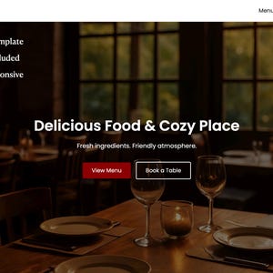 Puede incluir: Plantilla de sitio web de restaurante con el texto "Delicious Food & Cozy Place". Incluye los botones "View Menu" y "Book a Table". La imagen muestra un interior de restaurante con mesas, sillas y copas de vino.