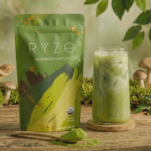 Puede incluir: Una bolsa verde de mezcla para bebidas "RYZE Mushroom Matcha" junto a un vaso alto de bebida de matcha con hielo. Tambi&eacute;n hay una cuchara de madera con polvo de matcha y un posavasos. La bolsa dice "USDA ORGANIC" y "NET WT. 6.35 OZ."
