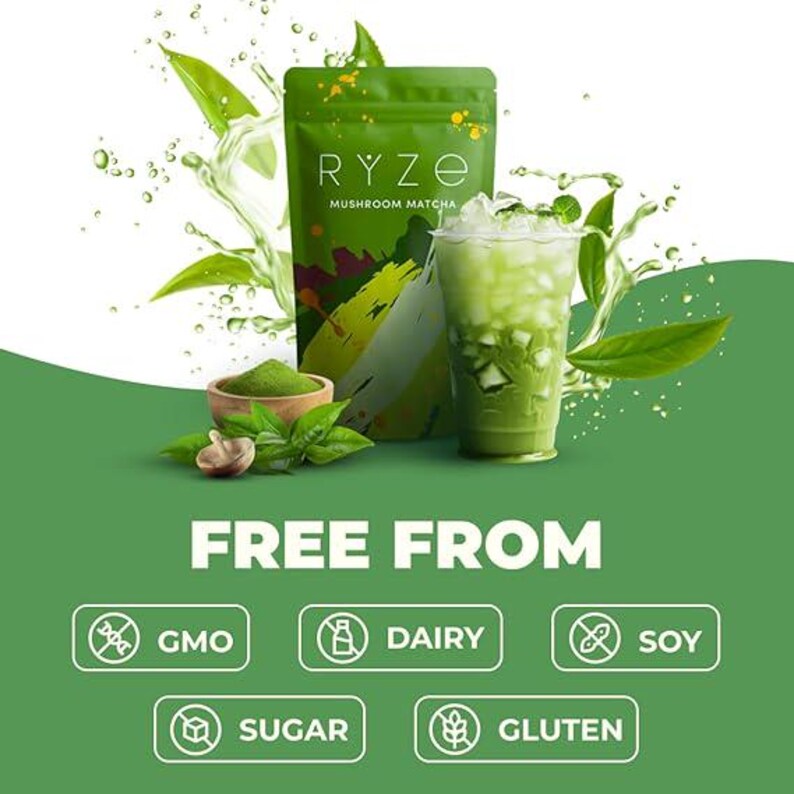 Puede incluir: Un paquete verde de Ryze Mushroom Matcha con una bebida de matcha en un vaso transparente. La imagen incluye un peque&ntilde;o cuenco de madera con polvo de matcha, hojas frescas y las palabras "FREE FROM" con iconos de OMG, l&aacute;cteos, soja, az&uacute;car y gluten.