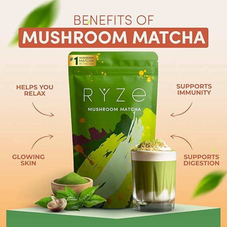Puede incluir: Una bolsa verde de RYZE Mushroom Matcha con un vaso de bebida de matcha, un peque&ntilde;o cuenco de madera con polvo de matcha y hojas verdes frescas. El texto dice "Benefits of Mushroom Matcha", "Helps You Relax", "Glowing Skin", "Supports Immunity" y "Supports Digestion".