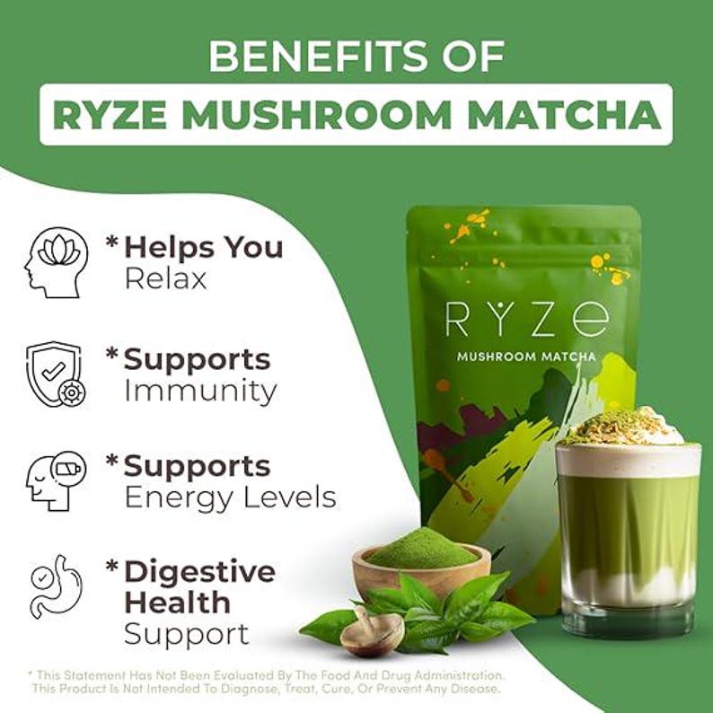 Puede incluir: Una bolsa verde de RYZE Mushroom Matcha junto a un vaso de bebida de matcha con espuma y un cuenco de madera con polvo de matcha. La imagen tambi&eacute;n incluye el texto "Benefits of RYZE Mushroom Matcha".