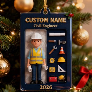 Puede incluir: Un adorno navideño rectangular azul marino con una figura 3D de un ingeniero civil con casco blanco y chaleco amarillo. El adorno muestra el texto CUSTOM NAME, Civil Engineer y 2026, junto con herramientas de construcción en miniatura.