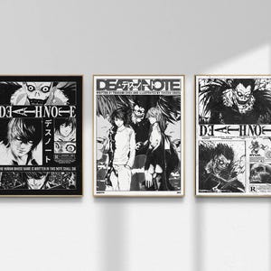Puede incluir: Tres carteles de anime Death Note en blanco y negro enmarcados. Los carteles presentan ilustraciones de estilo manga de personajes y texto en inglés y japonés. El cartel del medio tiene el título "Death Note" en la parte superior.