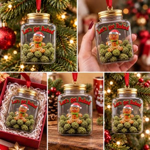 Op de afbeelding: Een doorzichtige glazen pot als ornament met een gouden deksel en rood lint, met daarin een peperkoekfiguurtje met een kerstmuts met de naam Robert, omringd door groene textuurknoppen, met de tekst Let's get Baked in rood en groen gedrukt.