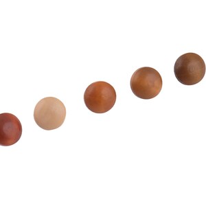 Può includere: Cinque sfere di legno in varie tonalità di marrone, disposte diagonalmente su uno sfondo bianco. I colori variano da un marrone rossastro scuro a un beige chiaro, mostrando la venatura naturale del legno.
