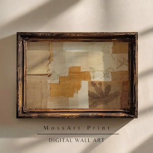 Op de afbeelding: Een ingelijste digitale wandkunstprint met een patchwork-ontwerp in neutrale tinten beige, bruin en bruin. Het kunstwerk heeft een textuur en is geplaatst in een donkerbruine, sierlijke lijst. De tekst "MossArt Print" en "DIGITAL WALL ART" staan eronder.