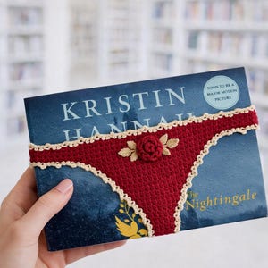 以下が含まれることがあります： 黒いハンドルと「But First, Coffee」の太字の黒い文字が入った白いセラミックマグ。マグカップはぼやけた背景に置かれています。マグカップの高さは約10cmです。