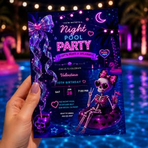 Peut inclure: Une invitation vibrante pour une soirée piscine nocturne. Le design présente un squelette portant des lunettes de soleil en forme de cœur et un nœud, flottant sur un flotteur de piscine. L'invitation comprend le texte "Night Pool Party".